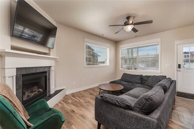 Livingroom w/gas fireplace