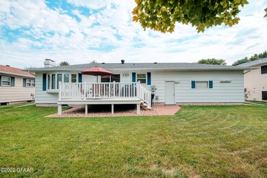 2328 W Springbrook Ct, Grand Forks, ND 58201 - photo 2