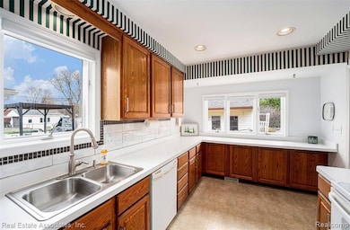 35435 W Chicago St, Livonia, MI 48150 - photo 5