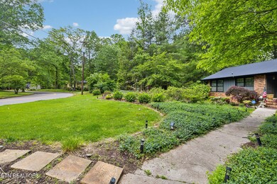 3-web-or-mls-1078 W Outer Dr - 003