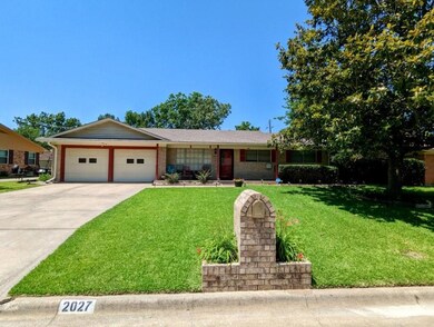 2027 Cypress St, Gainesville, TX 76240 - photo 2