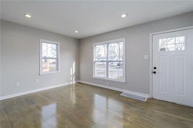 812 E 25th St, Des Moines, IA 50317 - photo 6