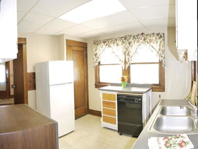 1028 W 14th St, Davenport, IA 52804 - photo 2