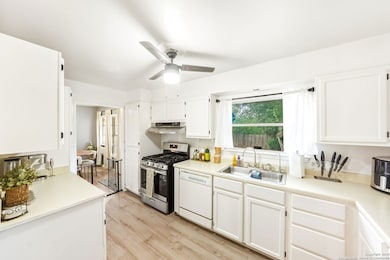 4414 Hollyridge Dr, San Antonio, TX 78228 - photo 7