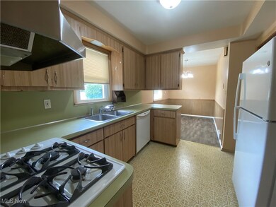 30418 Briar Ct, Wickliffe, OH 44092 - photo 5