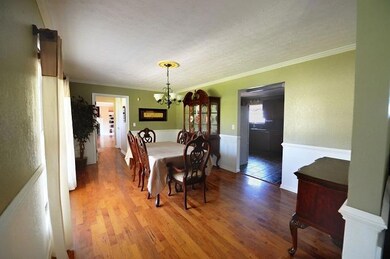 6-859 Black Oak Dining