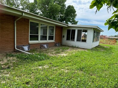 909 N Henrietta St, Effingham, IL 62401 - photo 4
