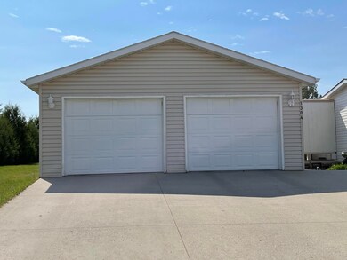 Garage with shop<|><|>