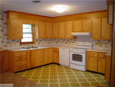 6302 Mountain Laurel Dr, Greensboro, NC 27406 - photo 3