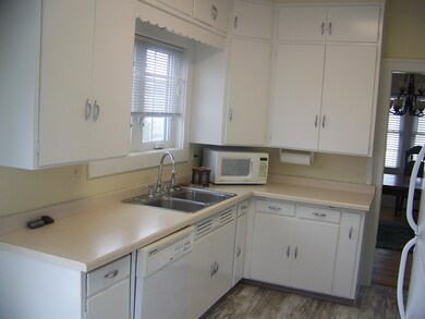 225 3rd Ave SW, Jamestown, ND 58401 - photo 6