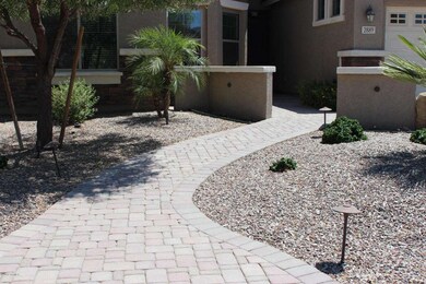 Front Walkway w Pavers