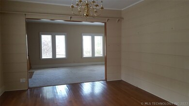 What a nice space with wonderful natural light fro
