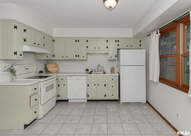 2214 W 34th St, Davenport, IA 52806 - photo 6