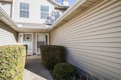 1302 SE Broadway Ct, Lees Summit, MO 64081 - photo 4