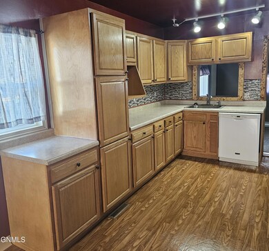 1421 4th Ave NW, Jamestown, ND 58401 - photo 6