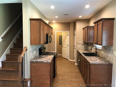 310 E 4th St, Claremore, OK 74017 - photo 4