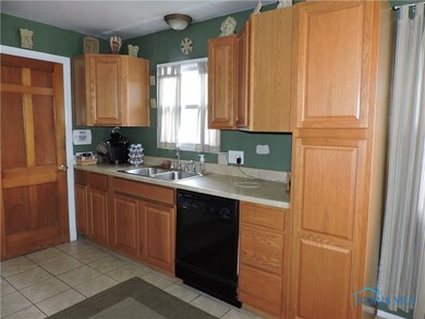 Oak Kitchen w/Tile Floors!