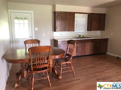 958 E Pine St, Seguin, TX 78155 - photo 2