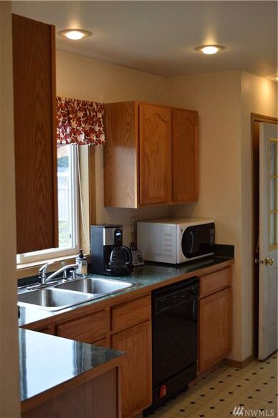 9208 Applegate Loop SW, Rochester, WA 98579 - photo 4