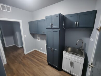 Laundry hookups, built in cabinets and washroom si