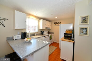 8661 Maple Glen Ct, Springfield, VA 22153 - photo 5