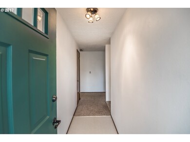 722 SW 20th Cir, Troutdale, OR 97060 - photo 7