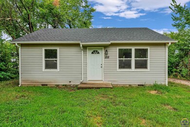 1212 SE Pinecrest Dr, Topeka, KS 66605 - photo 5