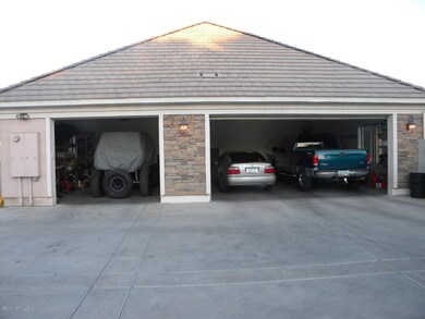 3 car garage that fits a Super Duty!!