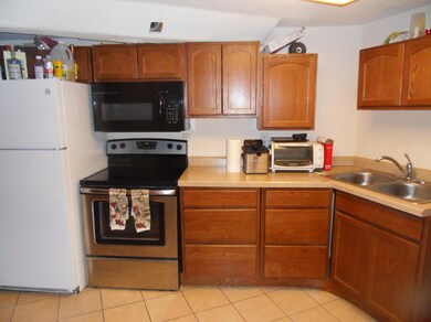 lower kitchen<|><|>