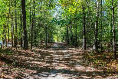 TREE LINED PRIVATE DRIVEWAY!