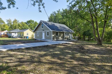 3933 E 30th St, Des Moines, IA 50317 - photo 2