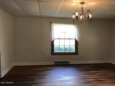 322 E Spruce St, Marshall, MI 49068 - photo 5