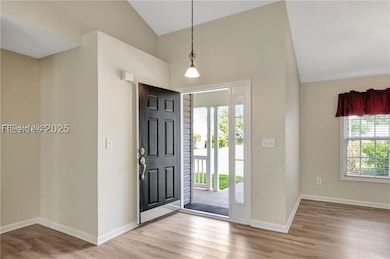Bright entryway w/ vaulted ceilings sets the tone