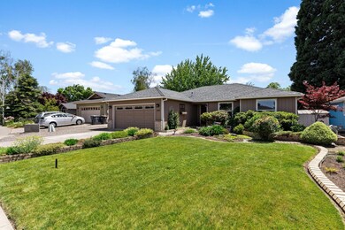 848 Forest Glen Dr, Central Point, OR 97502 - photo 2