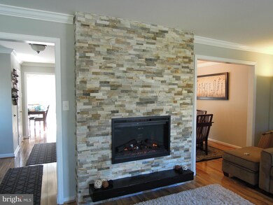 7901 Bethelen Woods Ln, Springfield, VA 22153 - photo 3