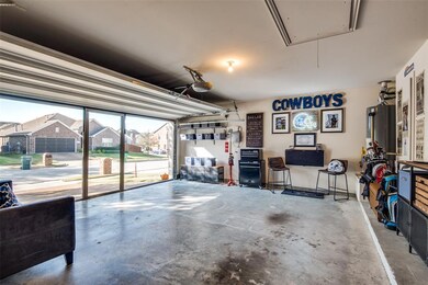 You will LOVE this ahhhhhhhhhhhmazing LIfestyle Screen on the garage door that transforms the garage into an airy second living space!
