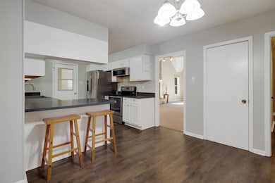 Dining Area and Breakfast Bar