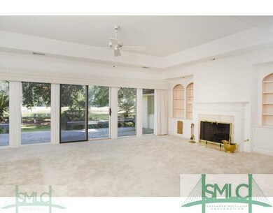 Living Room. Living room with wall-to-wall view / 