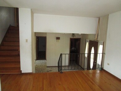 4911 Crest Ct, Country Club Hills, IL 60478 - photo 2