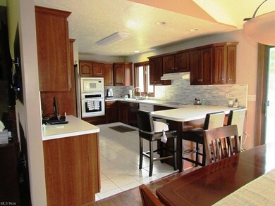 Eat in kitchen with breakfast bar, ceramic floor