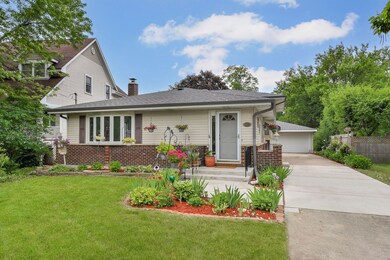 Welcome to 48 N Broadview, Lombard. Oversized spli