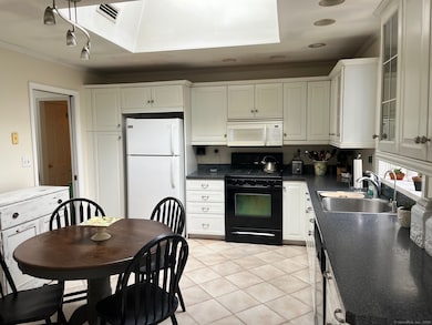 1 Greenlea Ln, Weston, CT 06883 - photo 2