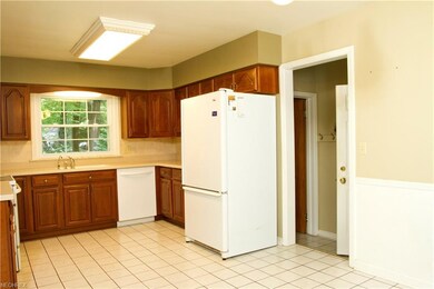 Beautiful cherry cabinets, corian countertops, til