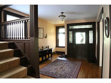 Entry/Foyer.