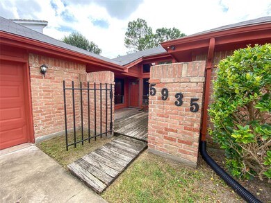 5935 Donwhite Ln, Houston, TX 77088 - photo 3