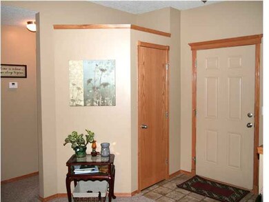 Foyer - Decorative ledge and perfect wall for a ro