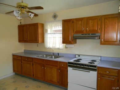 832 W Lafayette St, Easton, PA 18042 - photo 5