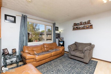 24-Living Room 20200527-DW-9996