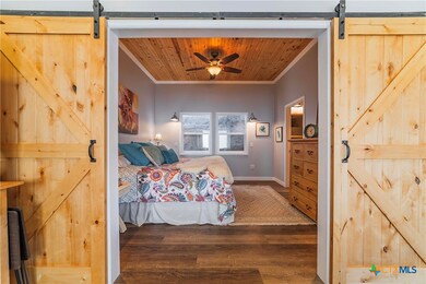 Primary Cabin Bedroom
Barn Doors