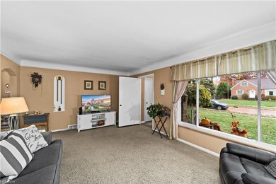 Large bay window lets in a lot of light in this Li